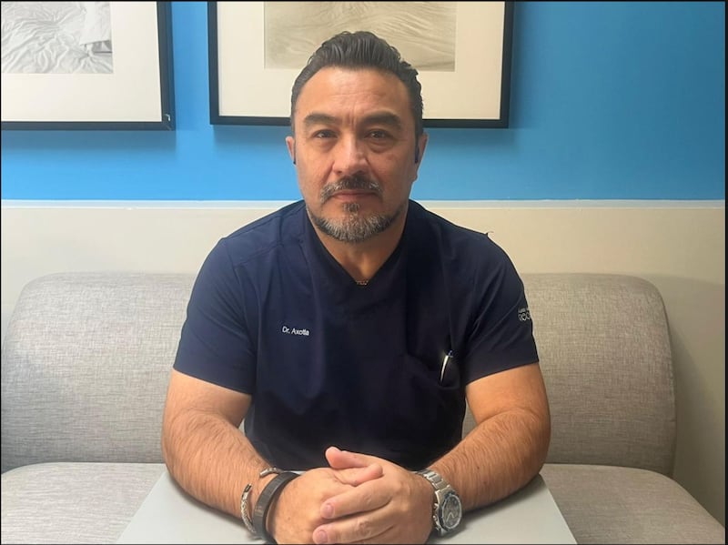Dr. Víctor Axotla Bahena