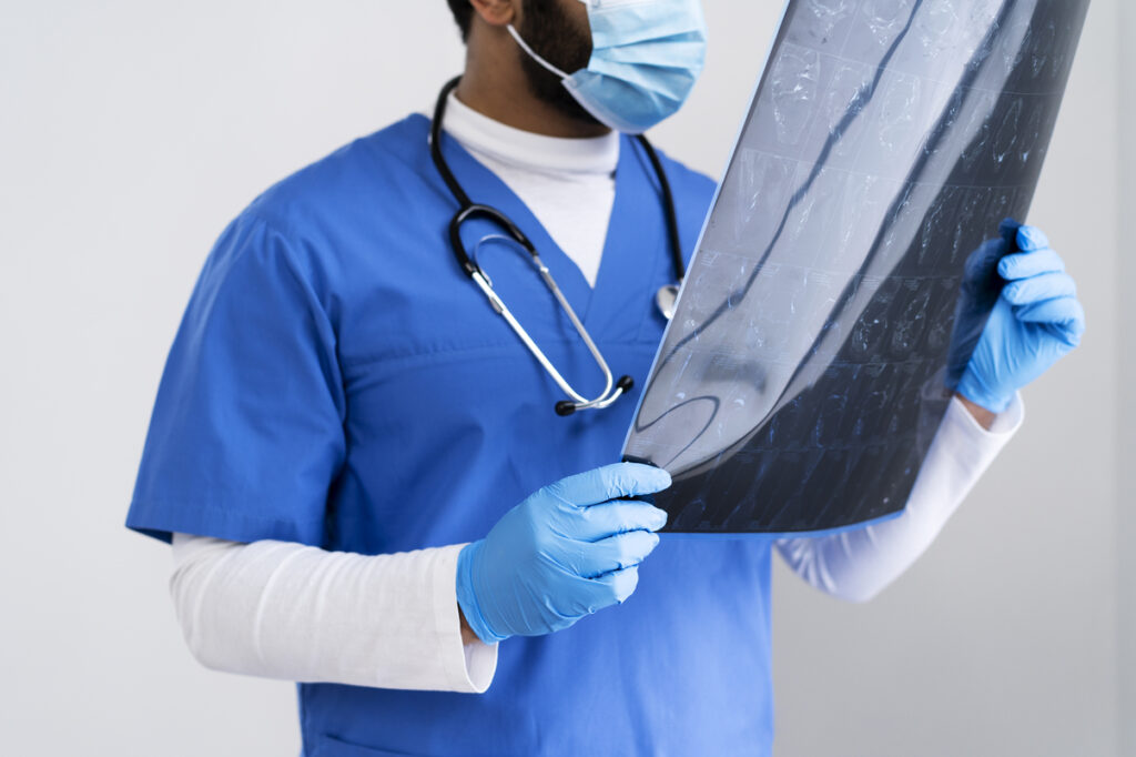 Enfermera analizando una radiografía en un centro médico